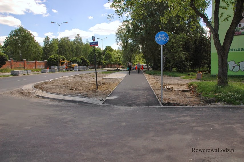 Trochę to niezrozumiałe: to nadal plac budowy i droga dla rowerów nie jest ukończona, a tymczasem znaki nakazują jechać.