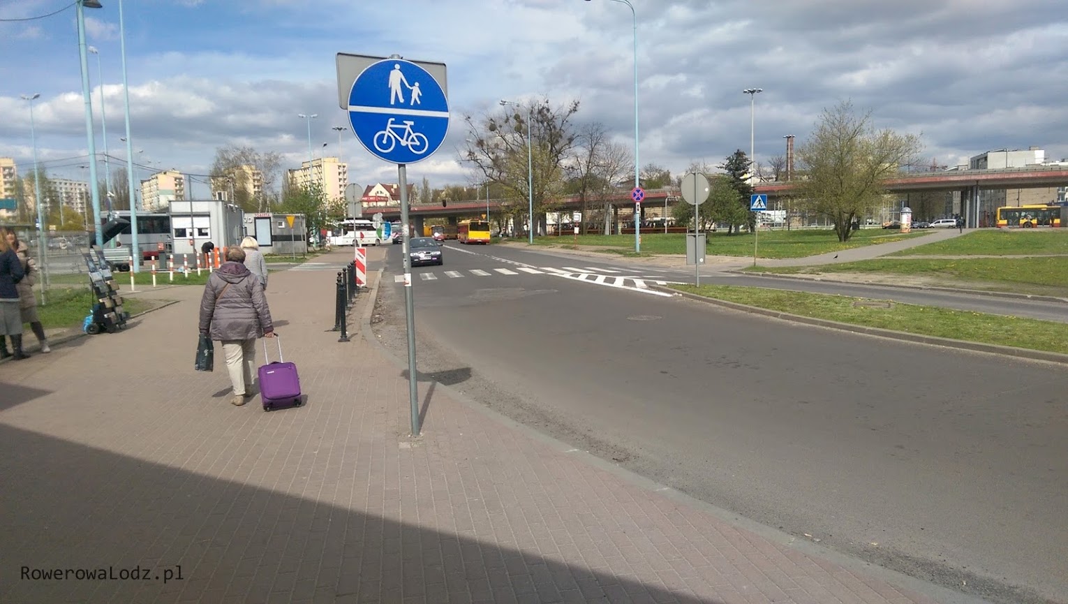 Bliżej dworca PKS dostawiono jeszcze znak, ale jazda rowerem w tym miejscu jest uciążliwa i co chwila są przejścia dla pieszych