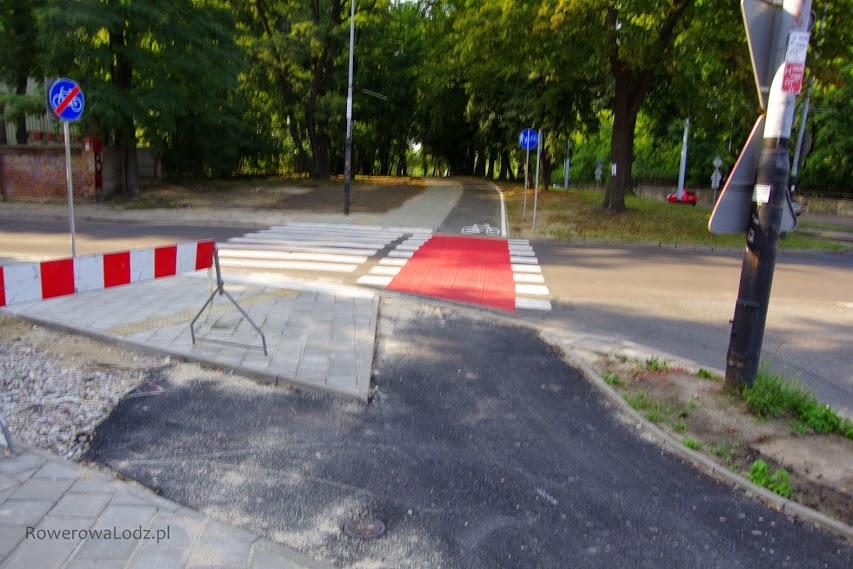 Przy ul. Kniaziewicza nie ukończono jeszcze wylewać asfalt.