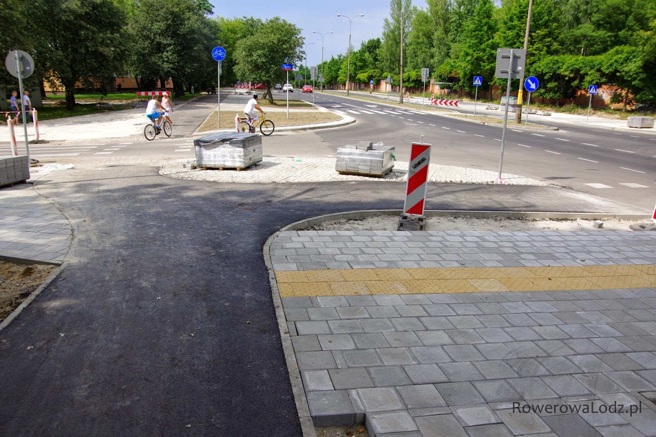 Bracka, Zagajnokowa i Sporna - skrzyżowanie. Miejscowi rowerzyści dopiero oswajają się z nowa droga dla rowerów.