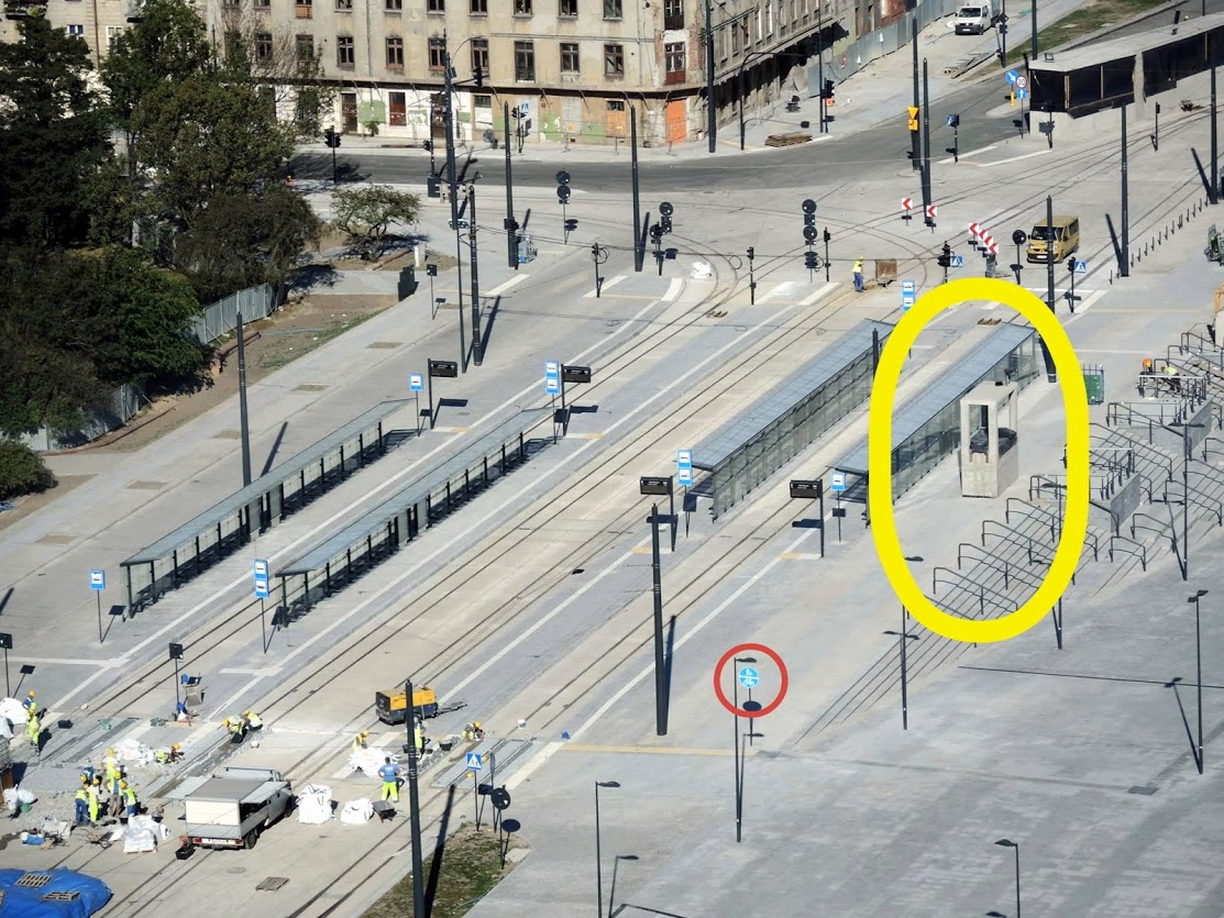 Kiedy już wjedziemy na tę przestrzeń i skierujemy się w stronę dworca, na skrzyżowaniu drogi pasażerów z tramwaju do pociągu i rowerzystów, jest wywietrznik z tunelu
